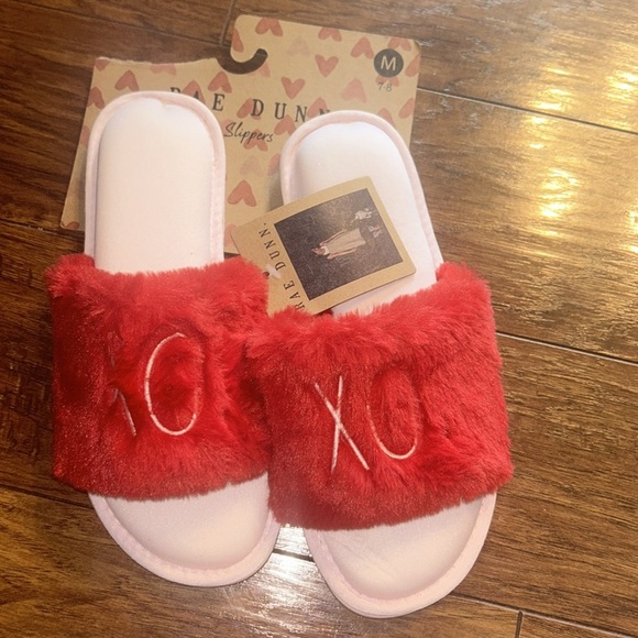 RAE DUNN Women’s slipper fuzzy red slides NWT - Picture 5 of 8